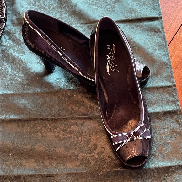 AEROSOLES Navy Peep-Toe Heels with Bow - Picture 2 of 4